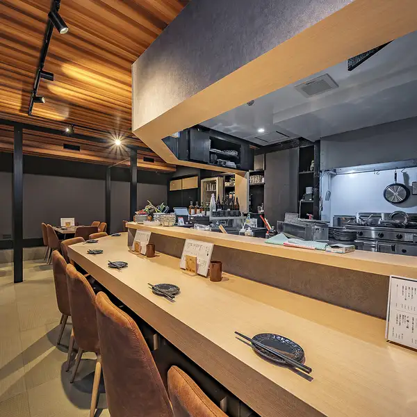 黒とダークブラウンを基調にした和モダンな店内は、落ち着きと温かみを感じる空間。中央に炭火台を配置し、臨場感あふれる演出が魅力です。スタッフは明るく元気で、黒板に書かれた本日のおすすめも楽しみのひとつです。視線が抜けるレイアウトで、食事中も心地よく過ごせます。会話も弾みます。