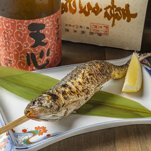 鮮魚を炭火で香ばしく