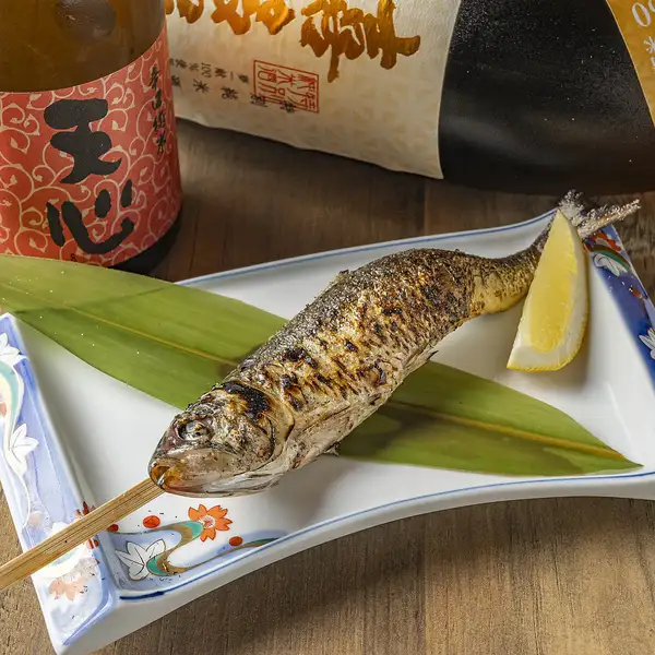 鮮魚串焼きで味わう、炭火ならではの香りとふっくら食感を堪能できますシンプルな旨さ
