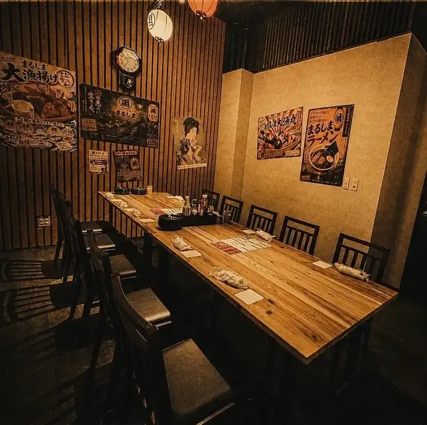 周囲を気にせずにお食事や会話をゆったりと楽しめる個室を1席完備しております。大切な方へのおもてなしや、プライベート感を重視したい特別な会食に最適な空間です。落ち着いた雰囲気の店内で、福司酒造の日本酒やサッポロクラシックを片手に、当店自慢のこだわり料理の数々を心ゆくまでご堪能ください。