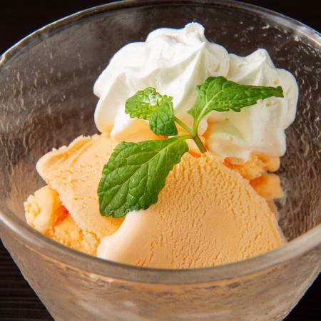 Special ice cream (vanilla, matcha)