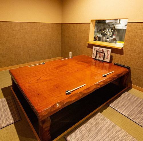 <p>【各種飲み会やご宴会に最適】　店内奥には掘りごたつ式のお座敷がございます。2名様～5名様までご対応しておりますので、お気軽にご利用くださいませ。</p>