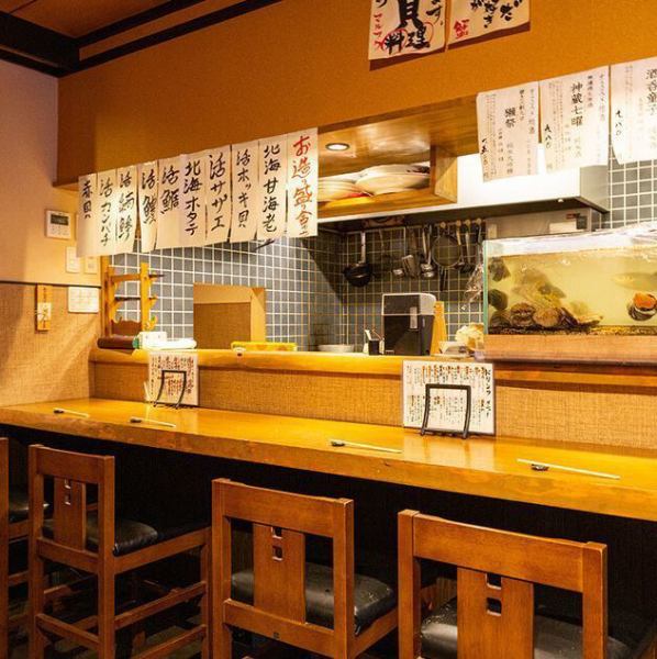 【デート利用にも】　ゆったりとした雰囲気の中で和食を楽しまれたい時は是非当店をご利用ください。木の温もりを感じて頂けるカウンターのお席となっております。