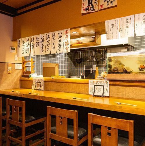 <p>【デート利用にも】　ゆったりとした雰囲気の中で和食を楽しまれたい時は是非当店をご利用ください。木の温もりを感じて頂けるカウンターのお席となっております。</p>