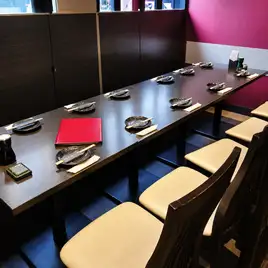6명 테이블 x2 12명까지의 테이블 개인실로 이용하실 수 있습니다.