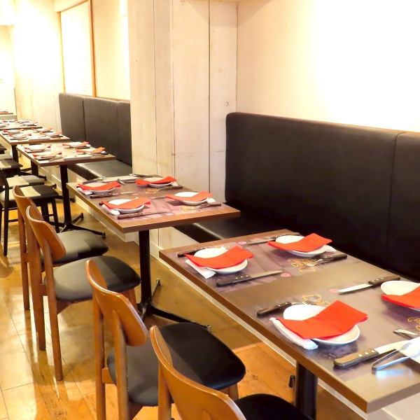 翻新後,我們現在一側有很多沙發座位!我們可以接待各種類型的客人,從情侶到最多12人的中型團體。請儘早預訂。