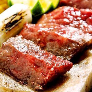 The meat quality stands out on the rock salt plate! All-you-can-drink course starts at 4,000 JPY (incl. tax)