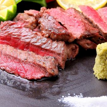 [Charcoal-grilled Japanese black beef and beef shoulder triangle (crimson) + 5 kinds of sashimi] etc. 9 dishes + 120 minutes all-you-can-drink course → 7,000 yen (tax included)