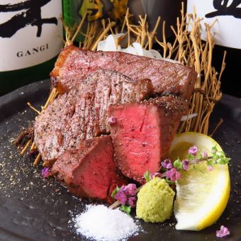 [Charcoal-grilled beef platter of two kinds (aitchbone/Japanese black beef, etc.) + spiny lobster] etc. 10 dishes + 120 minutes all-you-can-drink course → 6,600 yen (tax included)