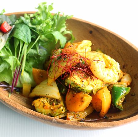 Stir-fried shrimp and avocado with spices