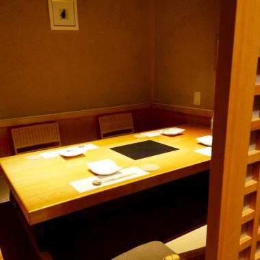 [Digging private room for 4 to 6 people] Digging full private room.It is a Japanese-style room separated by a door of bran.You can also dine slowly in the calm lighting of this seat! For use on special days such as business scenes and meetings.Recommended for small entertainers.