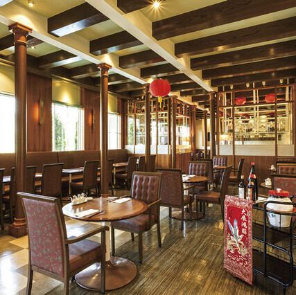 陽光が降り注ぐロビー階から店内へ入ると、フレンチコロニアル様式を取り入れたモダンでスタイリッシュな空間が広がっています。風が吹き抜けるかのような明るいダイニングには、少しずつインテリアの趣を変えたテーブル席が並びます◎