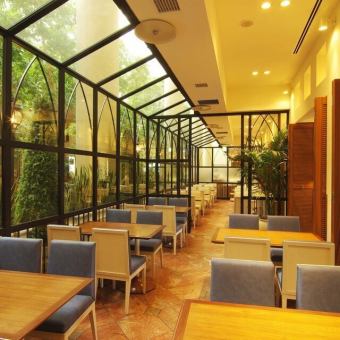 Stylish Chinese tables are available.Relax while watching the Benjamin trees ♪