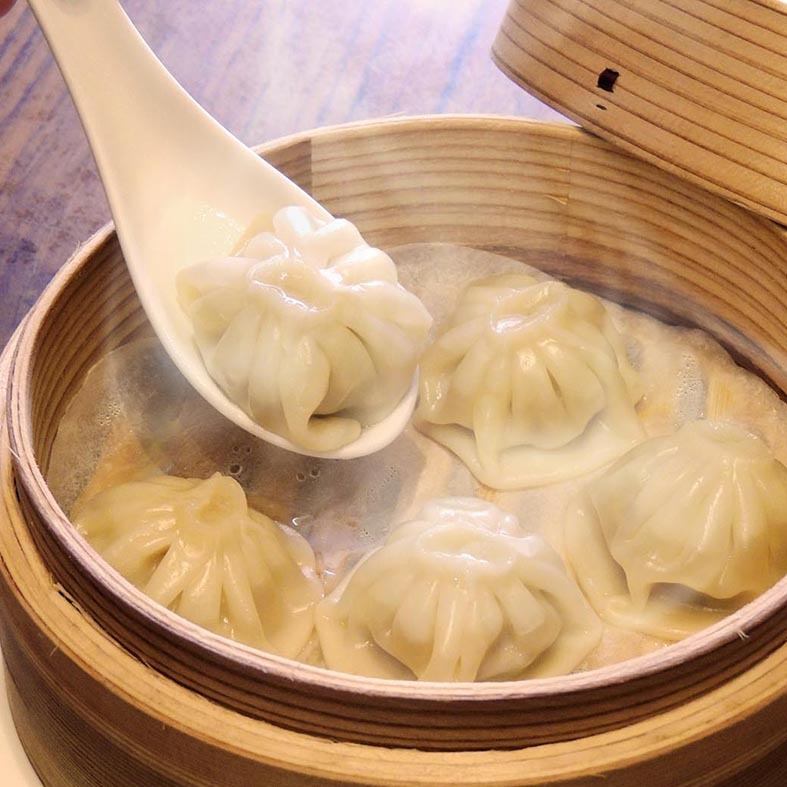 約50種の中華料理やスイーツをブッフェスタイルで楽しめます♪種類豊富な中国茶も◎