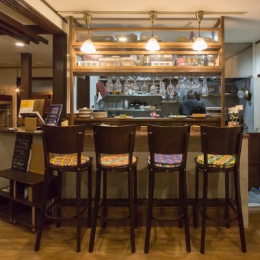 【サク飲み歓迎！】少人数のご利用ももちろん◎心温まる空間で、美味しいはもちろん、体に優しい料理を堪能しませんか？親しい人と素敵な時間を過ごせます。友人との集まりやロマンチックなデートに...横並びならカウンター、ゆったりとスペースならテーブルなど、ぜひ用途に合わせてご利用ください♪