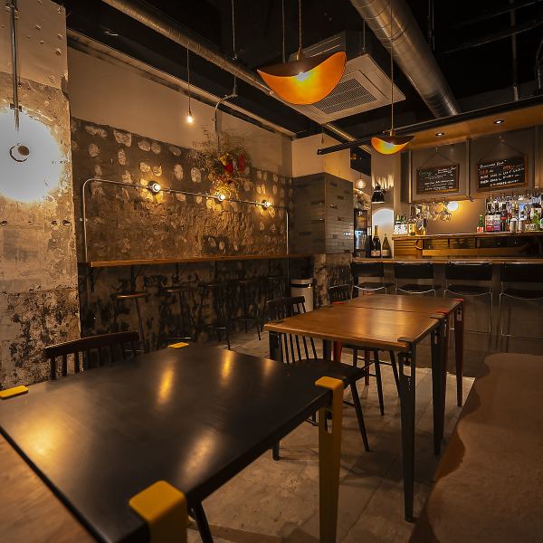 照明にこだわったカジュアルな雰囲気の店内は、無骨さと温かみが融合した心地よい空間となっております♪元フレンチシェフが手掛ける多彩なメニューは、特別な日のディナーやカジュアルなお食事にもぴったり！さまざまなシーンにご対応できる当店で、心温まるひとときをお過ごしください♪