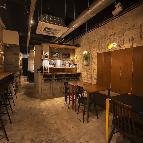 当店では調理場の様子を楽しむことができるカウンター席と、お一人様でのご来店も大歓迎の壁沿いカウンター席、さらに女子会などの飲み会利用にも最適な2名様掛けのテーブル席を4卓完備しております♪誕生日や記念日などの特別な日のお食事にはデザートプレートのご用意も可能です！