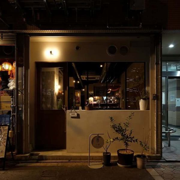 『谷町六丁目駅』から徒歩わずか3分の場所に位置する当店は、駅からのアクセスが非常に良好です！お仕事帰りやお出かけのついでに、日常の喧騒から離れてお食事をお楽しみください♪ヨーロッパ産を中心としたワインも豊富に取り揃えておりますので、2件目などにもぜひお気軽にご利用ください！