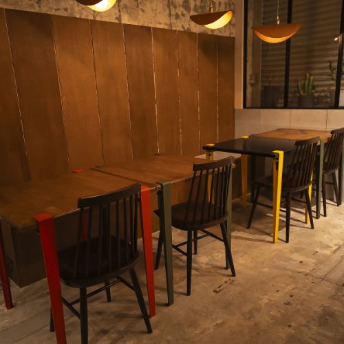 【テーブル席】当店のテーブル席は、ゆったりとした空間でリラックスしたひとときをお過ごし頂けます♪ご友人や同僚との会話を楽しむのに最適な場所で、自慢の料理を囲みながら特別な時間をお楽しみ下さい!誕生日にはメッセージ付きデザートプレートを2,000円(税込)でご用意させて頂きます♪気軽にお問い合わせく下さい!