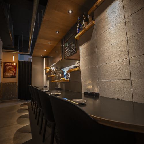 【オープンキッチンのカウンター席】目の前で料理を仕上げる臨場感が楽しめる人気のカウンター席!調理の様子や料理の香りを感じながら食事を待つ楽しみもひとしお♪デートや仕事帰りの利用にもおすすめです!ワインやカクテルも豊富にご用意しておりますので、どれにしようか迷われた際はぜひスタッフまでお声掛け下さい♪