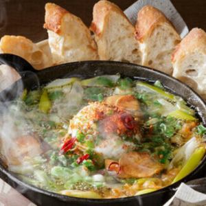 アヒージョー 煮込んだ手羽先とクリームチーズ