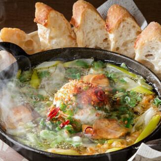 アヒージョー 煮込んだ手羽先とクリームチーズ