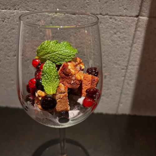 クルミのブラウニーとマルベリーのアイスクリーム