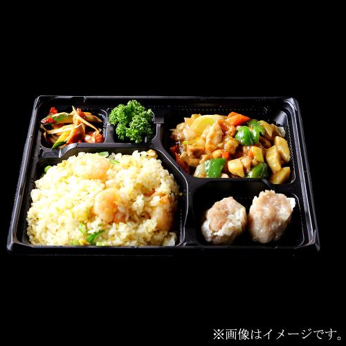 [Takeout only] Shrimp fried rice & stir-fried chicken and cashew nuts bento