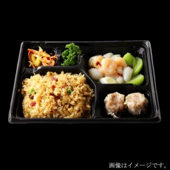 [Takeout only] Gomoku fried rice & stir-fried seafood and bok choy bento