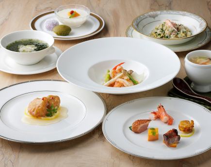 10~11월/평일 런치 한정 스페셜 런치 코스 1 음료 첨부!\3,960 (세금 포함)