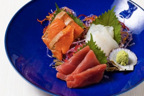 Three kinds of raw fish sashimi