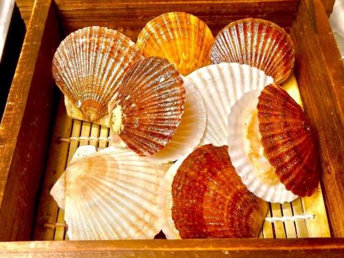 Steamed baby scallops in a bamboo steamer