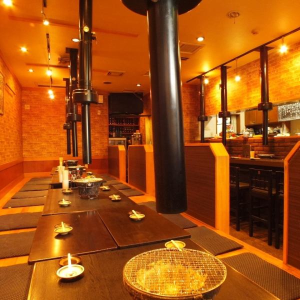 明亮的室内空间充满了木质的温暖。我们提供可容纳20人的宴会座位和可容纳10人的吧台座位！非常适合小型休闲聚会。