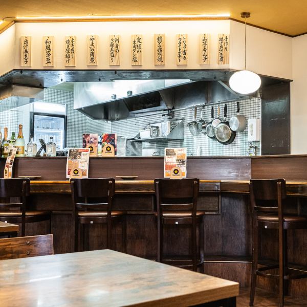 温かみのある木の質感が心地よいカウンター席では、目の前に並ぶ木札が昔ながらの趣を演出しています。調理の音や活気を間近に感じながら、お一人様でも気兼ねなく過ごせるのが魅力です。30代の働く世代が仕事帰りにふらっと立ち寄り、自分だけの時間をゆったりと満喫できる落ち着いた空間をご用意しています。