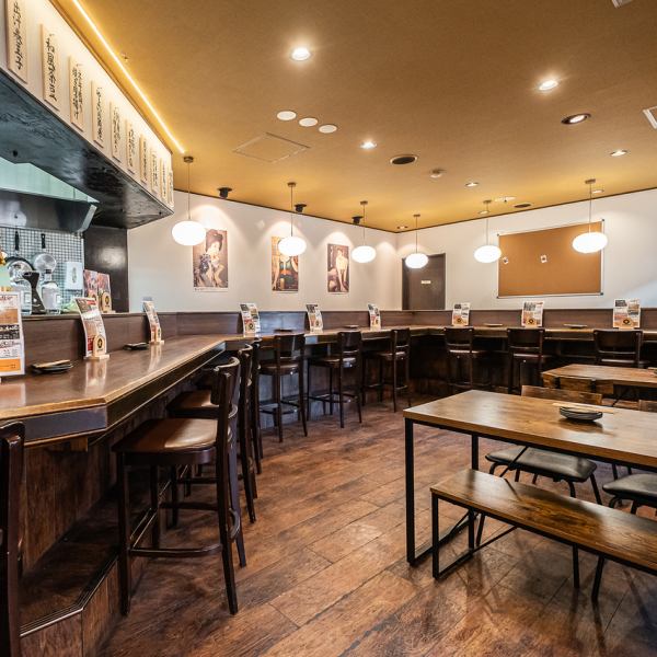 親しい友人や同僚とリラックスして語り合える、4人掛けのテーブル席を完備しております。広すぎず狭すぎない絶妙な距離感は、日常の何気ない会話を弾ませるのに最適です。過度な装飾を省いた清潔感のある空間は、仕事の打ち合わせを兼ねた食事や、気の置けない仲間との夕食など、様々な場面で便利に活用いただけます。