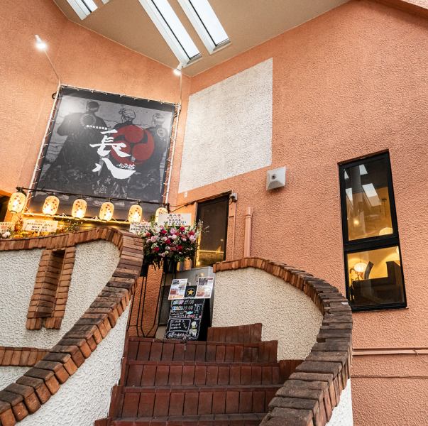 京成本線京成大久保駅出口より徒歩約5分の好立地にある当店は、昭和レトロな内装と懐かしいBGMが響く空間です。30代のサラリーマン層が日常的に通いやすい雰囲気を大切にしており、一日の終わりに活力をチャージできる場所を目指しています。我が家のような安心感の中で、気取らずに美味しい食事をお楽しみください。