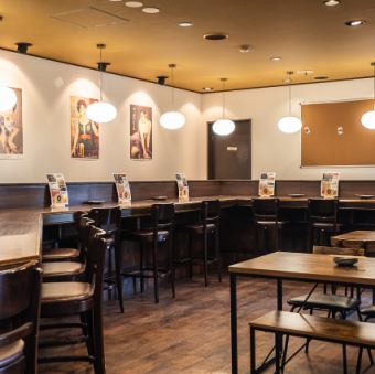 4人掛けのテーブル席は、会話を楽しむのにちょうどいい距離感を意識したレイアウト。落ち着いた照明とシンプルな内装が、肩肘張らない居心地の良さを演出します。同僚との仕事終わりの食事や、気心の知れた友人との何気ない集まりにおすすめ。日常使いしやすい万能な席として活躍します。