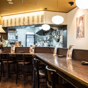 木の温もりを感じるカウンター席は、料理人の手仕事を間近に楽しめる臨場感が魅力。目の前に並ぶ木札や調理の音が、どこか懐かしく心を落ち着かせてくれます。仕事帰りに一杯だけ立ち寄りたい日や、誰にも気を遣わず自分のペースで食事を楽しみたい時に最適。、“一人時間を大切にしたい大人”に心地よい空間です。