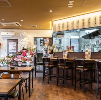 20名まで対応可能な貸切利用では、店内全体を自由に使った一体感のある時間をお過ごしいただけます。昭和レトロな空間と懐かしいBGMが、集まりを程よく盛り上げつつも、落ち着いた雰囲気をキープ。会社の歓送迎会や食事会、仲間内でのちょっとした宴会など、大人数でも周囲を気にせず楽しみたいシーンに最適です。