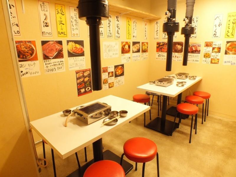 ふたごの店内はパイプいすと卓上のガスコンロという懐かしいテイスト。コンロはお店のコンセプトにこだわり廃盤のコンロを復刻したレア物！流れる音楽も2000年代J-POPで、どこか懐かしさが漂います。