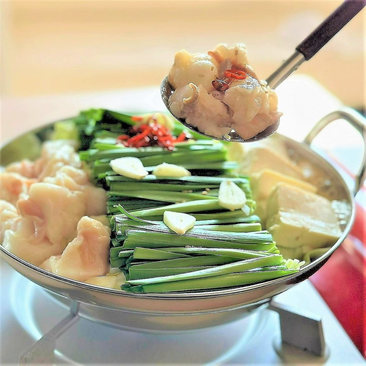 もつ鍋の食材は博多から直送！3種類のスープをお選びください。