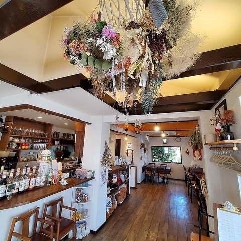 ドライフラワーが飾られたオシャレな店内でお食事を楽しめます♪