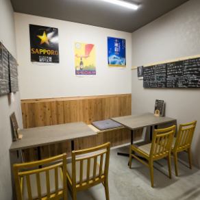 【テーブル席　4名様がけ×2卓】ゆったりと会話を楽しめるお席です。広々としたテーブル席では、ご友人やご家族と共に多彩なお料理を囲みながら、楽しいひとときをお過ごしいただけます。リラックスした雰囲気の中で、思い出に残る時間をお楽しみください！美味しいお料理とドリンクで、会話も弾みます♪