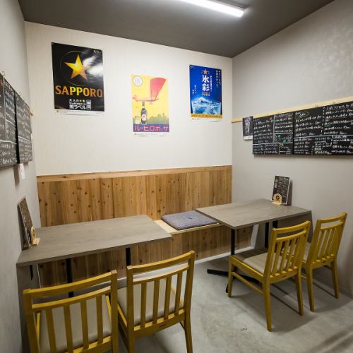 【テーブル席　4名様がけ×2卓】ゆったりと会話を楽しめるお席です。広々としたテーブル席では、ご友人やご家族と共に多彩なお料理を囲みながら、楽しいひとときをお過ごしいただけます。リラックスした雰囲気の中で、思い出に残る時間をお楽しみください！美味しいお料理とドリンクで、会話も弾みます♪