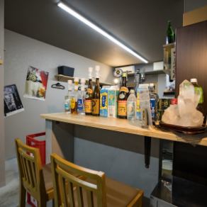 【カウンター席　6席】おひとり様も大歓迎です！お仕事帰りにも気軽に立ち寄れるお席で、リラックスしたひとときをお過ごしいただけます。当店は、近鉄奈良駅から徒歩約10分の好立地ですので、お仕事帰りにぜひお気軽にお立ち寄りください！