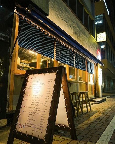 温かみのある灯と開放感のある店内で時間を忘れて寛げます☆