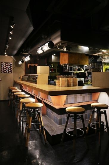 友人・恋人と肩を並べられるカウンター席で楽しいひと時を♪