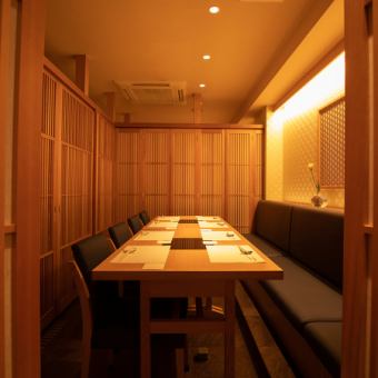 The private rooms, which can accommodate up to 8 people and are separated by lattice doors, can be connected to accommodate a maximum of 28 people.