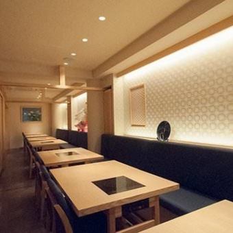 The restaurant has a soft atmosphere with white wood as the base color, and has table seating for up to 28 people.