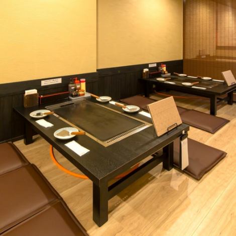 <Relaxing raised tatami room> We have two tatami rooms that seat 2-6 people where you can take off your shoes and relax like you've just come home.The seats can be separated from the other seats by roll-up curtains, so you can use it as a semi-private room. Please feel free to use our restaurant for gatherings with close friends.